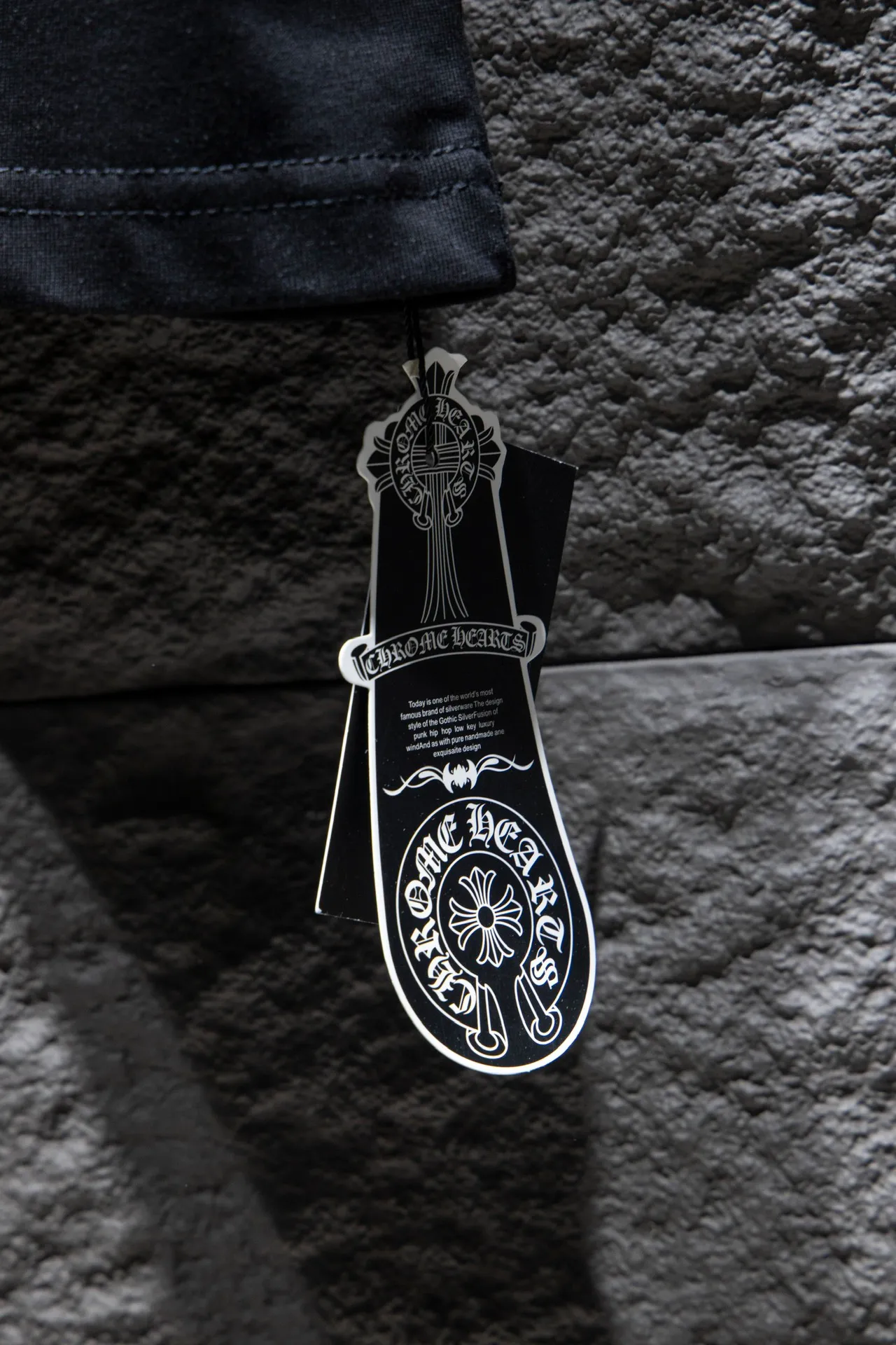 P178 🆕Chrome Hearts os version is really charming and Chrome Hearts is really a must-have. Each season's new version is made to the extreme. It is very practical and can be worn casually. Nice✔️ - ⚠️100% cotton. It is made of 32-count double yarn, 260-gram weight fabric and imported knitted carded cotton. It has moderate thickness, drape and contour, and the upper body is comfortable! ! It is very tolerant to fat body types and can instantly lose five pounds after wearing it!  Front panel #Back panel Simple elements# Artistic arrangement of English letters. Imported Tajima high-density heavy-duty embroidery technology. The fonts are three-dimensional and full. The letters are embroidered by imported machines after adjusting according to the original details. The thickness is moderate. The hardware is imported hardware accessories. Handmade elements are added to the body, which greatly increases the interest of the clothing; unique visual effects. After special fraying effect treatment, a unique distressed effect is formed. An irregular hem is added to the version. This year, Crow Heart is focusing on the version. In the past two years, the oversize version has become the focus of the trend. It has also been a popular staple in the past two years. The change of designers has made this brand an instant hit. The progressive fashion of the times also needs the blood impact of fresh elements and trendy designs in order to continue its glory! It’s stylish both inside and outside, a must-have for high street travel! An absolute "eye-catching style" that can match couples 💏 Color: Black White Size: S M L XL